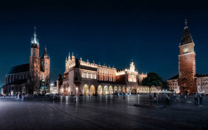 Obraz Wieloczęściowy Krakowskie Sukiennice Nocą – miejska elegancja do wnętrz nowoczesnych, industrialnych i loftowych 240x150
