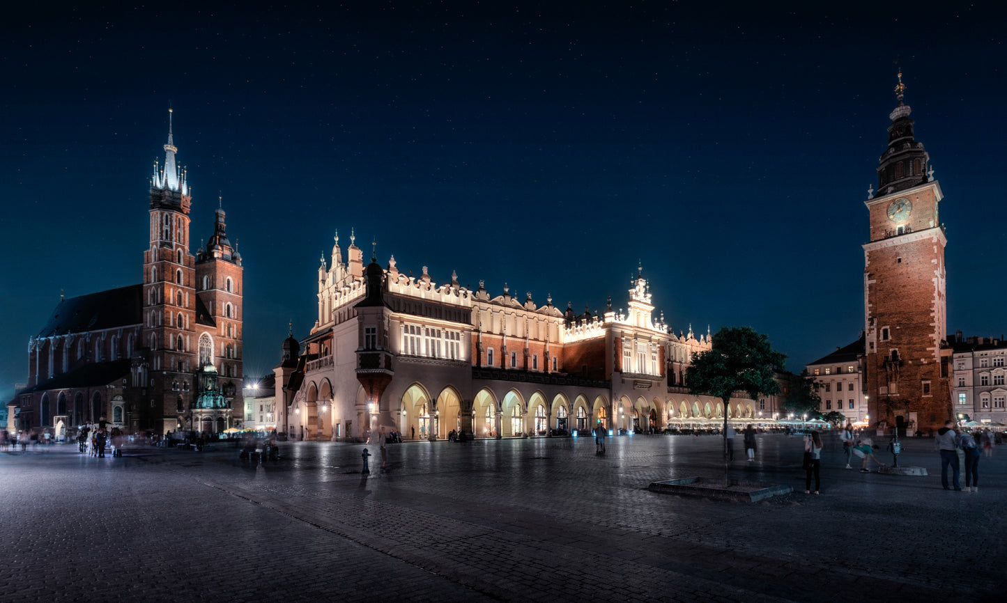 Obraz Wieloczęściowy Kraków Nocą – Sukiennice i Wieża Mariacka do Wnętrz Nowoczesnych, Eleganckich, Loftowych 250x150