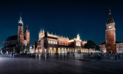 Obraz Wieloczęściowy Kraków Nocą – Sukiennice i Wieża Mariacka do Wnętrz Nowoczesnych, Eleganckich, Loftowych 250x150