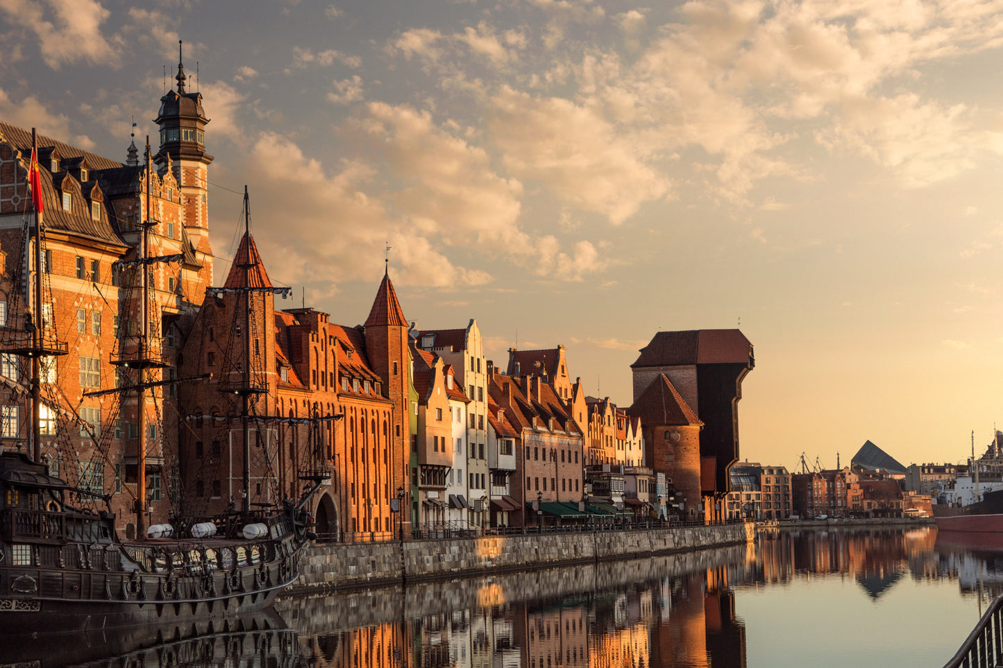 Obraz Wieloczęściowy Port Gdańsk – nastrojowa panorama zachodu słońca do wnętrz nowoczesnych, loftowych i marynistycznych 180x120
