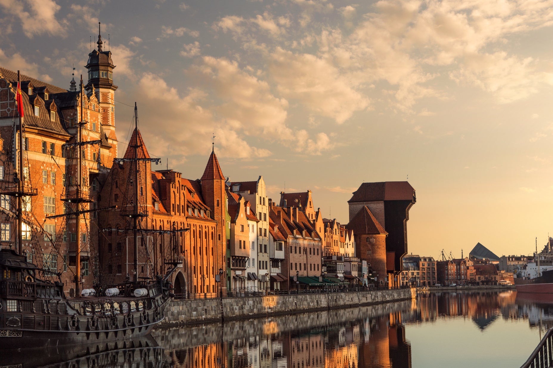 Obraz Wieloczęściowy Port Gdańsk – nastrojowa panorama zachodu słońca do wnętrz nowoczesnych, loftowych i marynistycznych 180x120