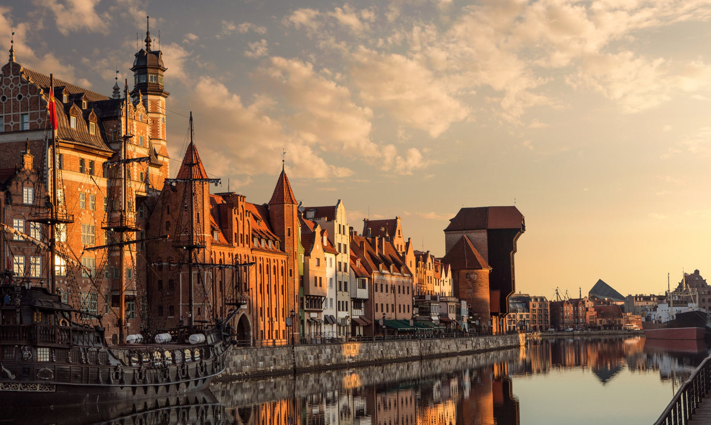 Obraz Wieloczęściowy Port Gdańsk – złoty zachód słońca do wnętrz nowoczesnych, klasycznych, loftowych 250x150
