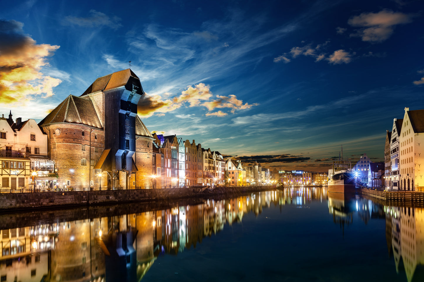 Obraz Wieloczęściowy Gdańskie Nabrzeże i Żuraw – nocna panorama do wnętrz nowoczesnych, industrialnych i loftowych 180x120