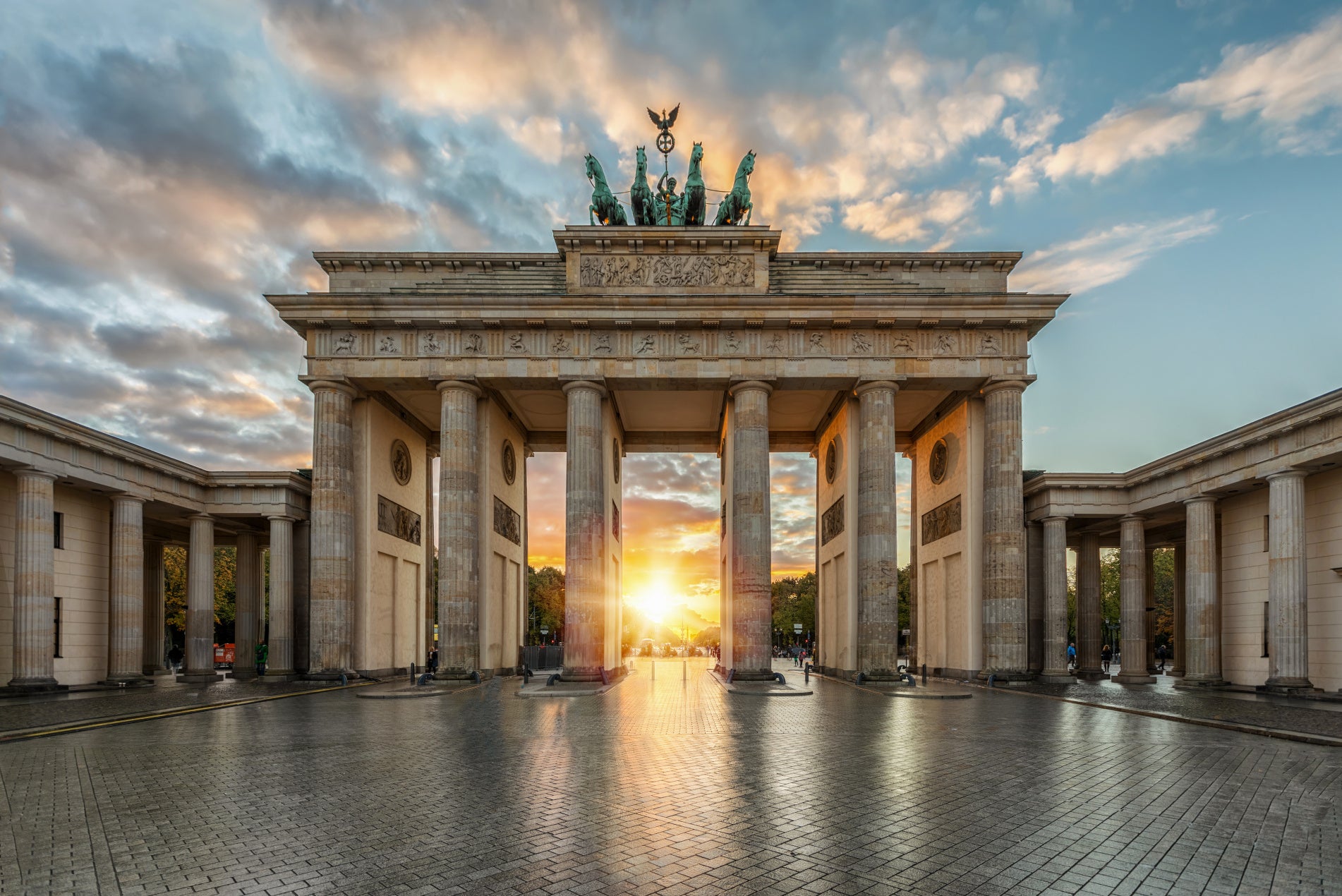 Obraz Wieloczęściowy Brama Brandenburska – Ikona Berlina do Wnętrz Nowoczesnych, Klasycznych i Loftowych 180x120