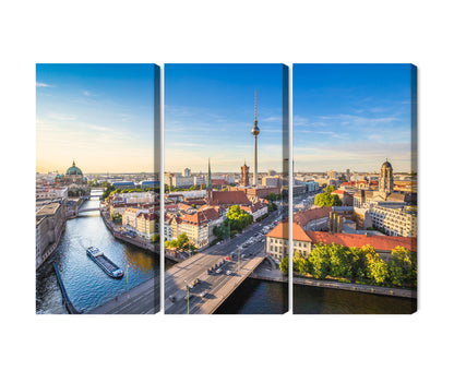 Obraz Wieloczęściowy Rzeka Sprewa i Panorama Berlina – miejska pejzażowa harmonia do wnętrz nowoczesnych i urbanistycznych – 3 równe części (60x40–180x120 cm) – układ paneli