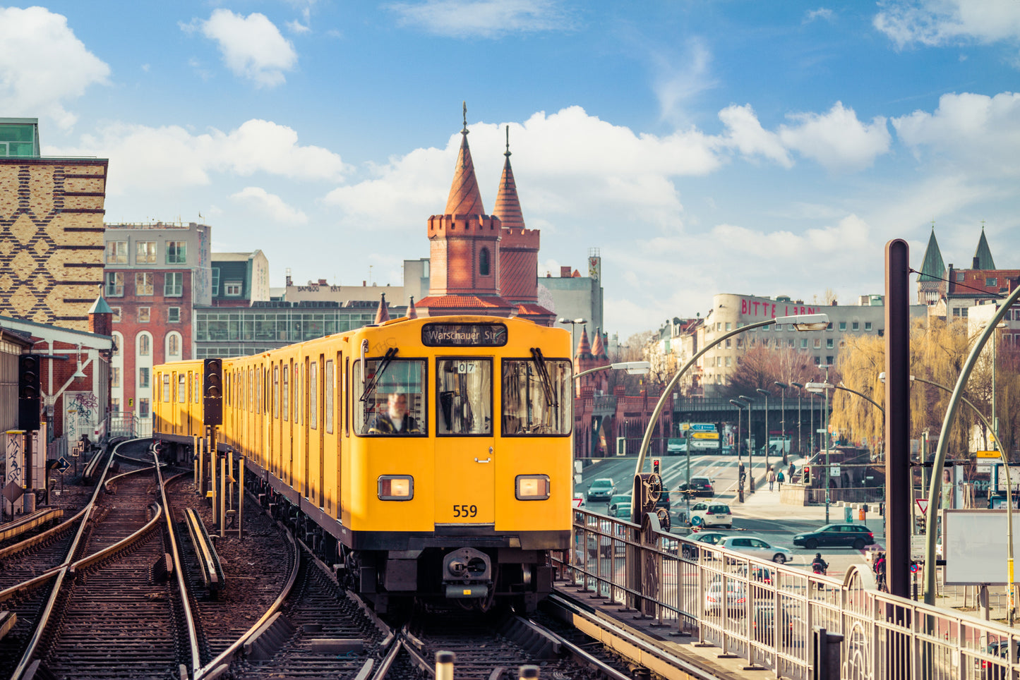 Obraz Wieloczęściowy Żółty Pociąg Berlin – dynamiczny miejski akcent do wnętrz nowoczesnych i loftowych 180x120