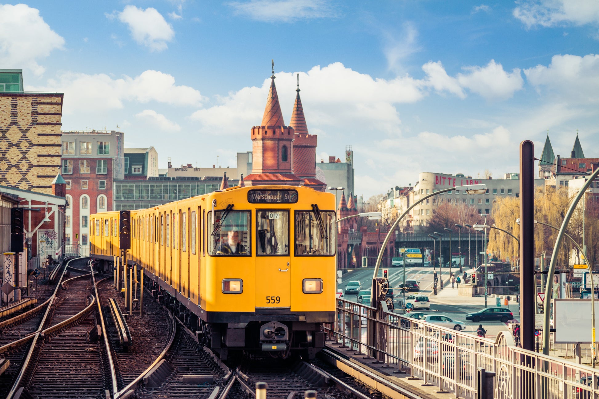 Obraz Wieloczęściowy Żółty Pociąg Berlin – dynamiczny miejski akcent do wnętrz nowoczesnych i loftowych 180x120