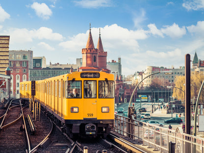 Obraz Wieloczęściowy Żółty Pociąg w Berlinie – miejska dynamika do wnętrz industrialnych i nowoczesnych 200x150