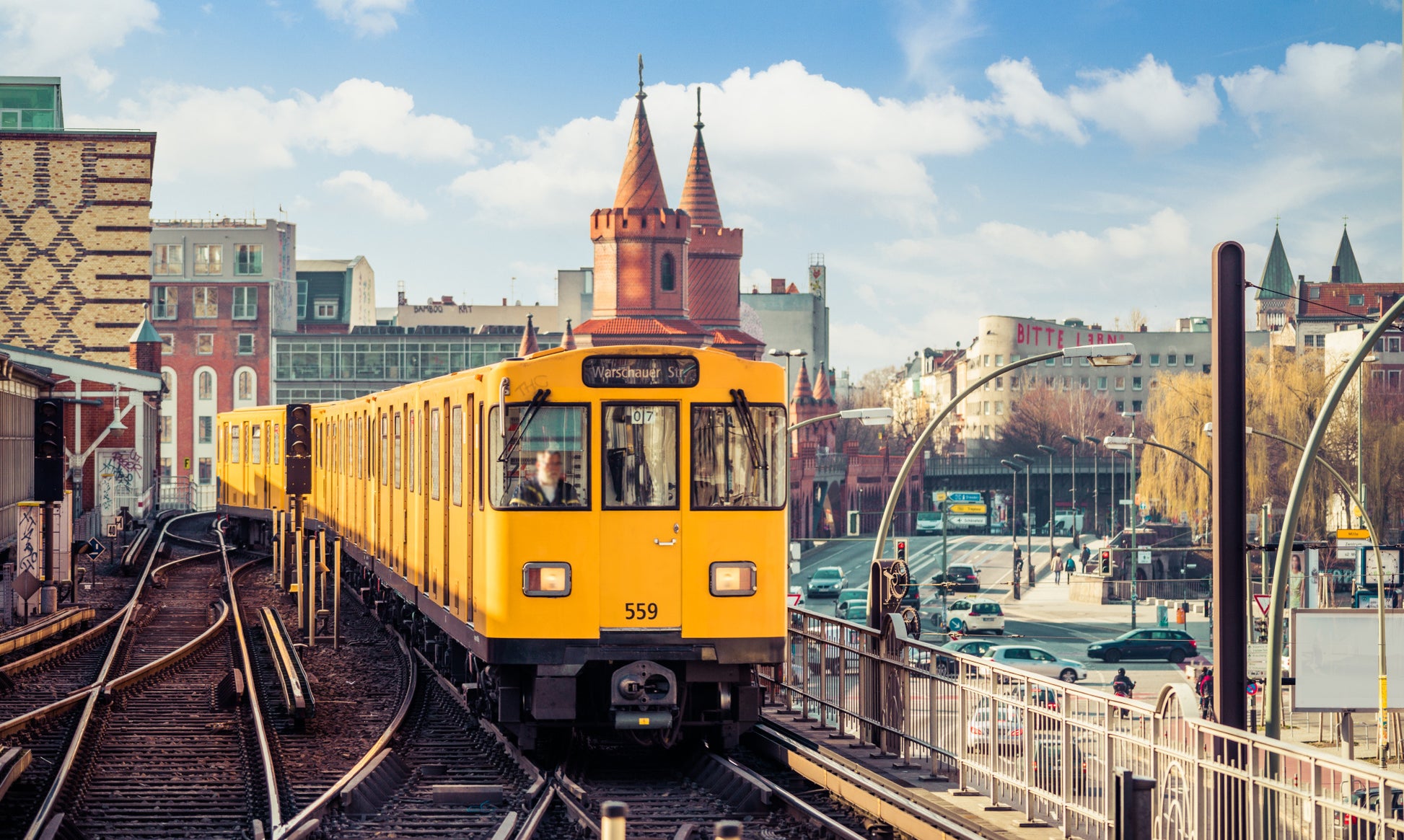 Obraz Wieloczęściowy Żółty Pociąg Berlin – miejska panorama do wnętrz industrialnych, nowoczesnych, loftowych 250x150