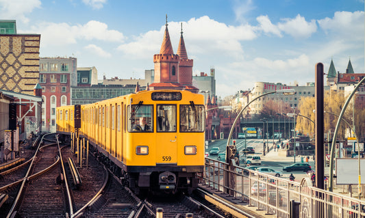 Obraz Wieloczęściowy Żółty Pociąg Berlin – miejska panorama do wnętrz industrialnych, nowoczesnych, loftowych 250x150