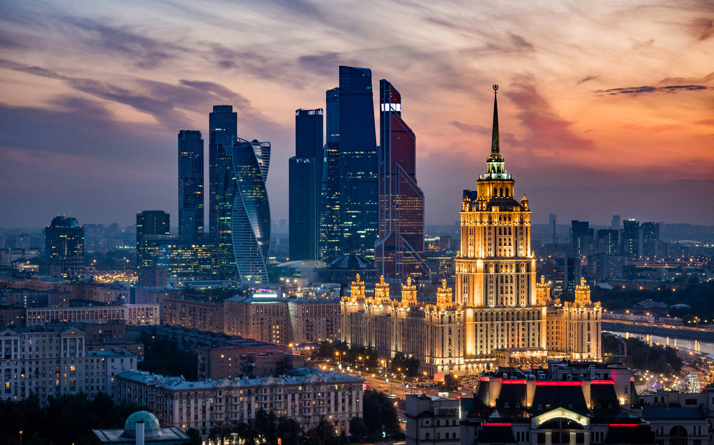 Obraz Wieloczęściowy Panorama Moskwy – majestatyczny widok miejski do wnętrz nowoczesnych i industrialnych 240x150