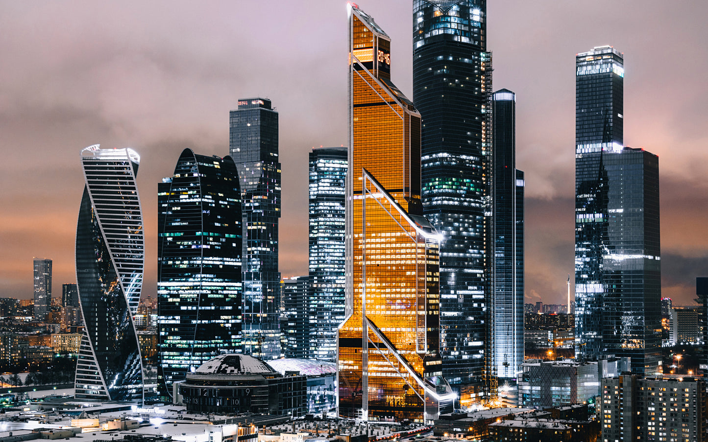 Obraz Wieloczęściowy Panorama Moskwy – dynamiczny pejzaż miejski do wnętrz nowoczesnych i industrialnych 240x150