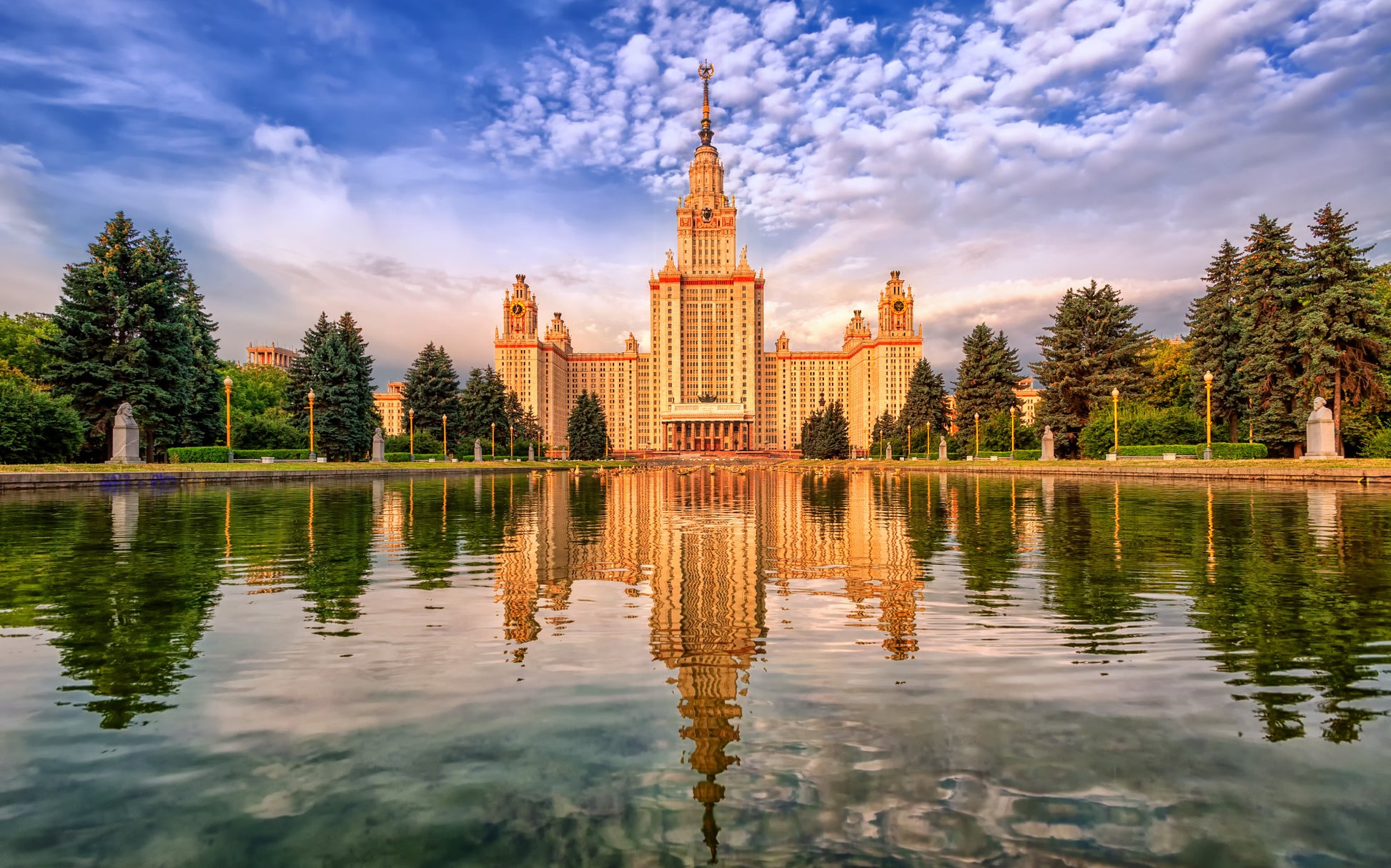 Obraz Wieloczęściowy Budynek MGU – monumentalna architektura miejska do wnętrz klasycznych i biurowych 240x150