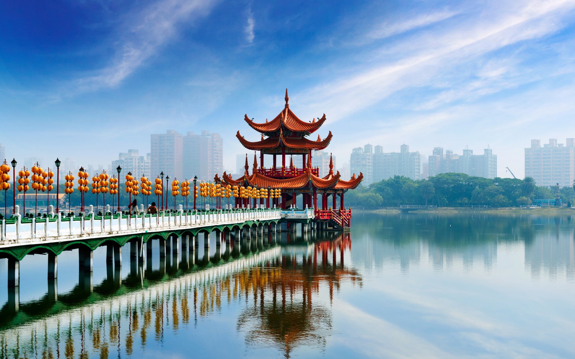 Obraz Wieloczęściowy Panorama Kaohsiung – dynamiczny widok miejski do wnętrz nowoczesnych i eklektycznych 240x150