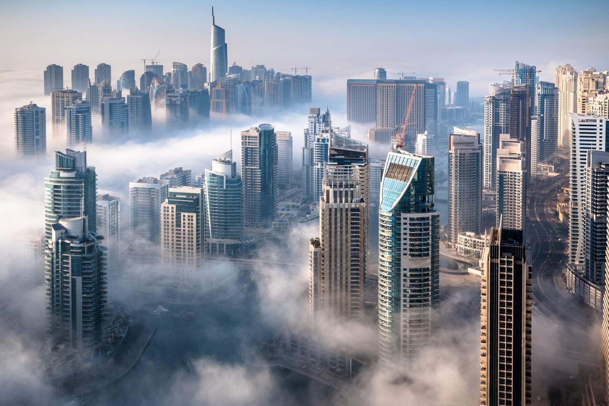 Obraz Wieloczęściowy Panorama Dubaju – mglista, nowoczesna elegancja do wnętrz minimalistycznych i loftowych 180x120