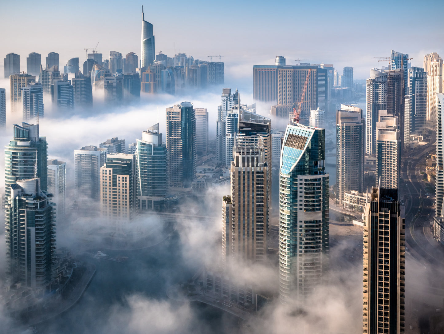 Obraz Wieloczęściowy Panorama Dubaju We Mgle – miejska kompozycja do wnętrz nowoczesnych i minimalistycznych 200x150