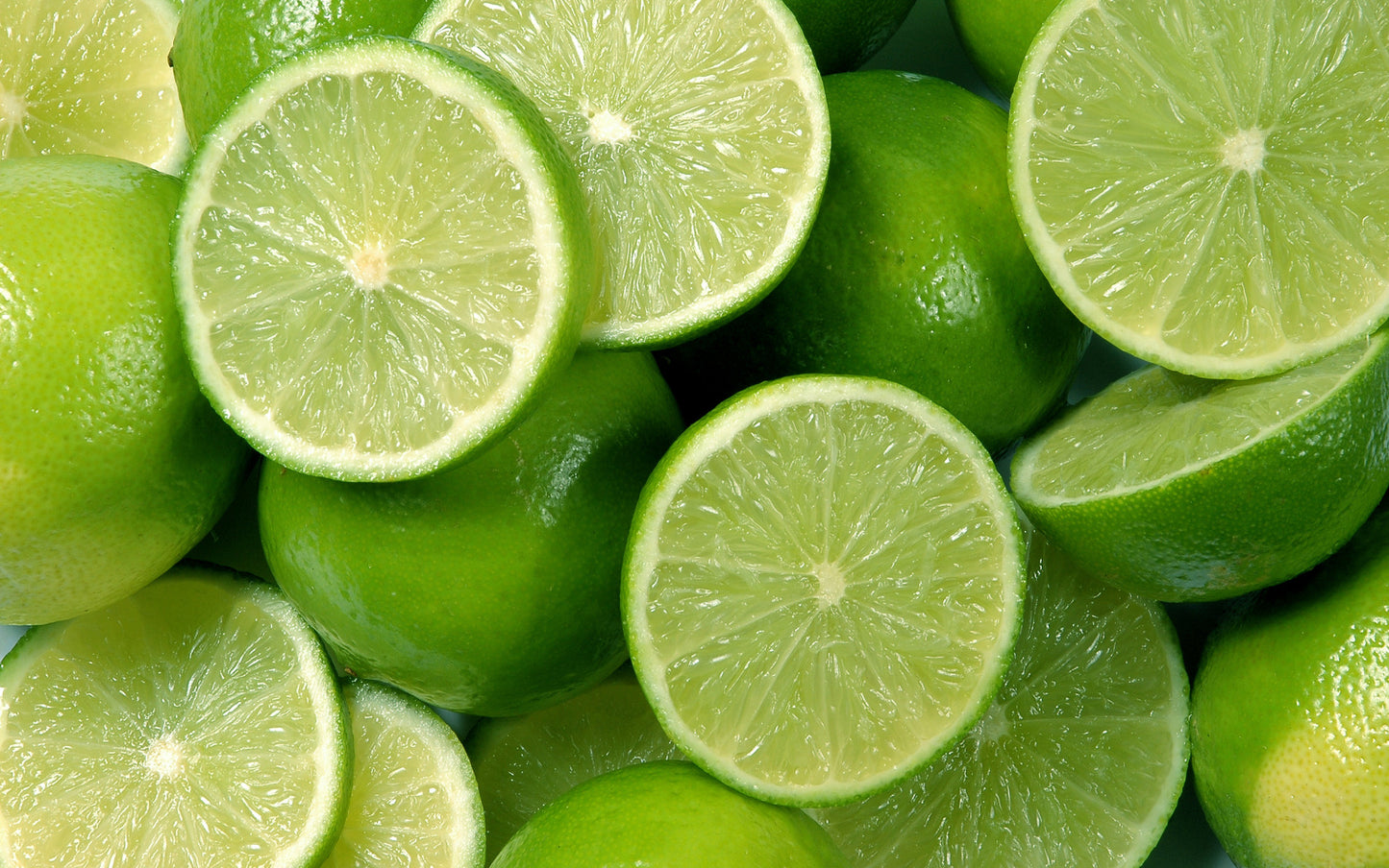 Obraz Wieloczęściowy Połówki Limonki – świeża soczystość do wnętrz nowoczesnych i kuchennych 240x150