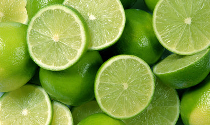 Obraz Wieloczęściowy Połówki Limonki – soczysta świeżość do wnętrz nowoczesnych i skandynawskich 250x150