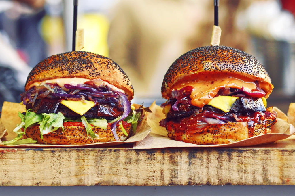 Obraz Wieloczęściowy Burgery Wegańskie – apetyczna grafika do wnętrz nowoczesnych, bistro i młodzieżowych 180x120