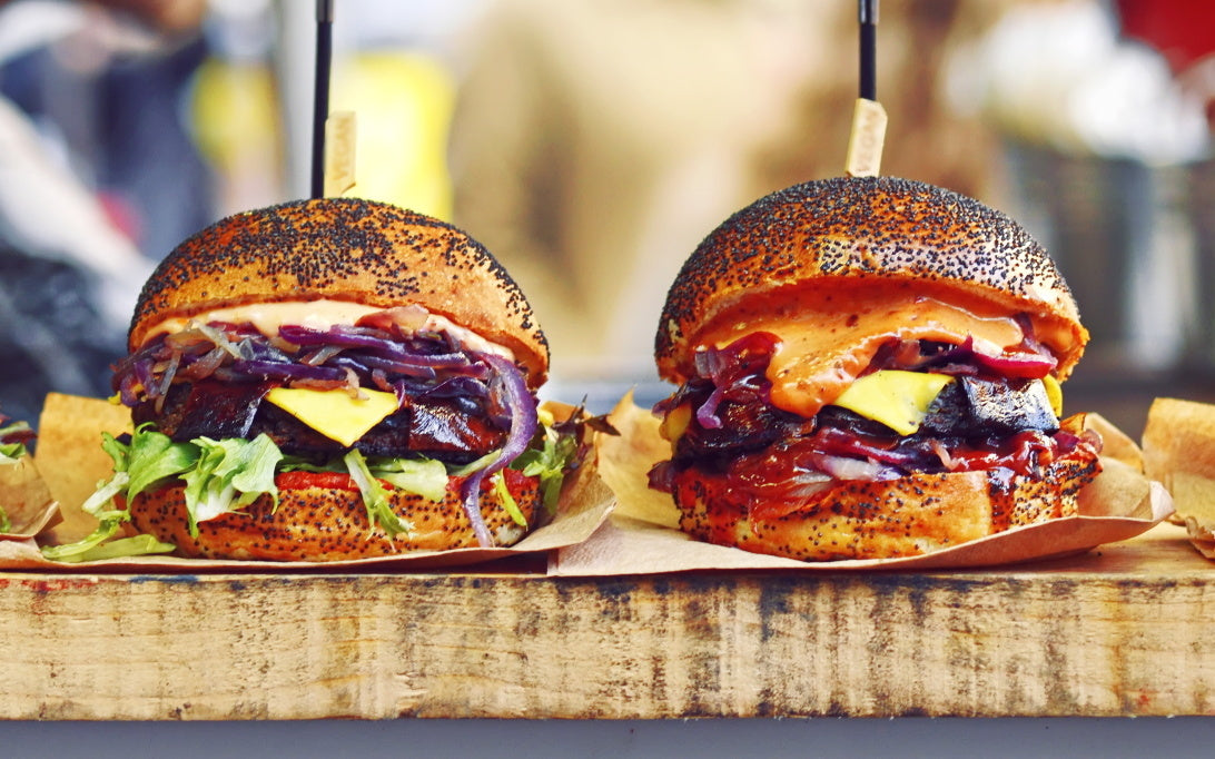Obraz Wieloczęściowy Burgery Wegańskie – apetyczna food art do nowoczesnych i industrialnych kuchni 240x150
