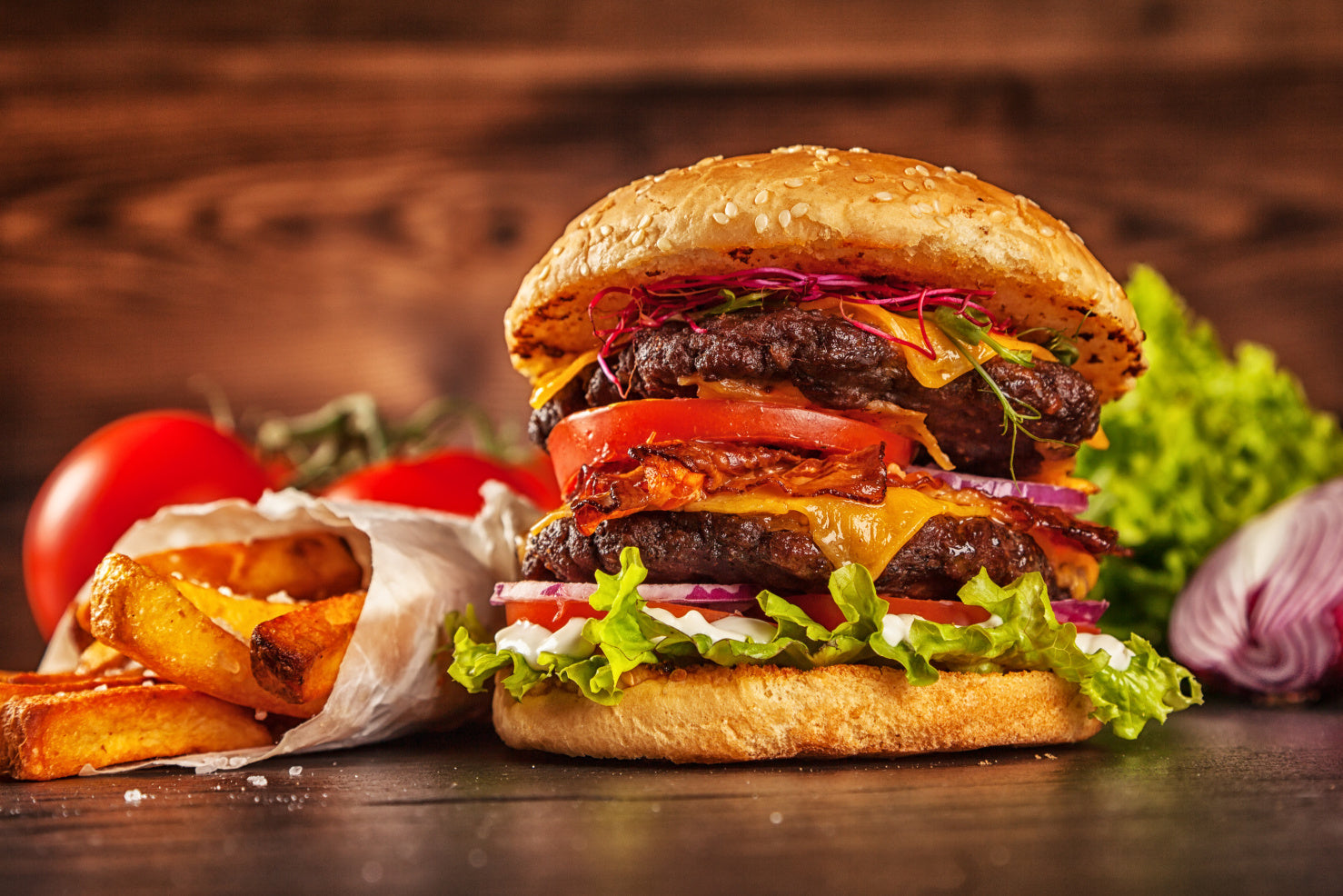 Obraz Wieloczęściowy Hamburger – apetyczna grafika do nowoczesnej kuchni i wnętrz pop-art 180x120