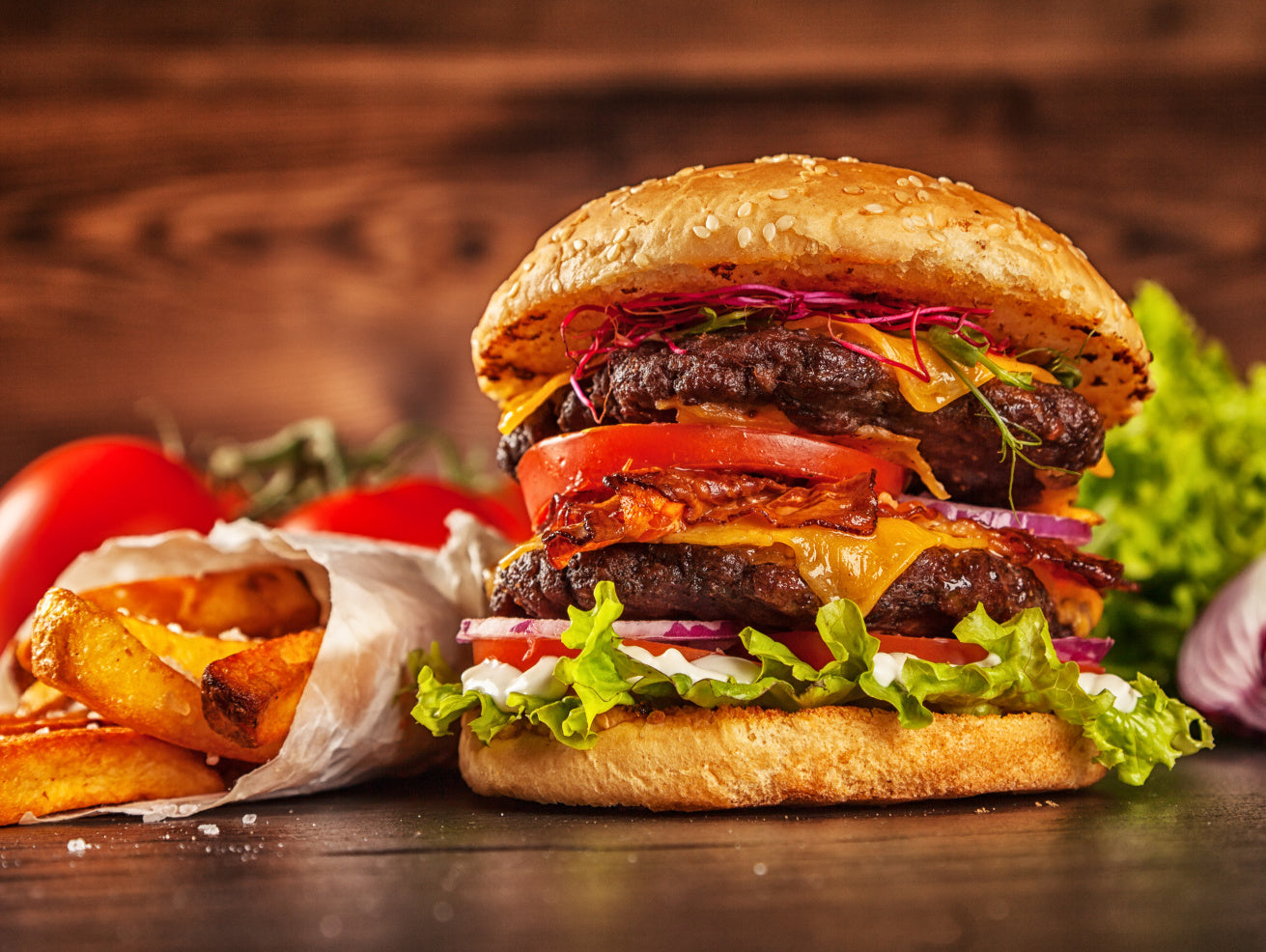 Obraz Wieloczęściowy Hamburger – apetyczny akcent do wnętrz nowoczesnych, loftowych i kulinarnych 200x150