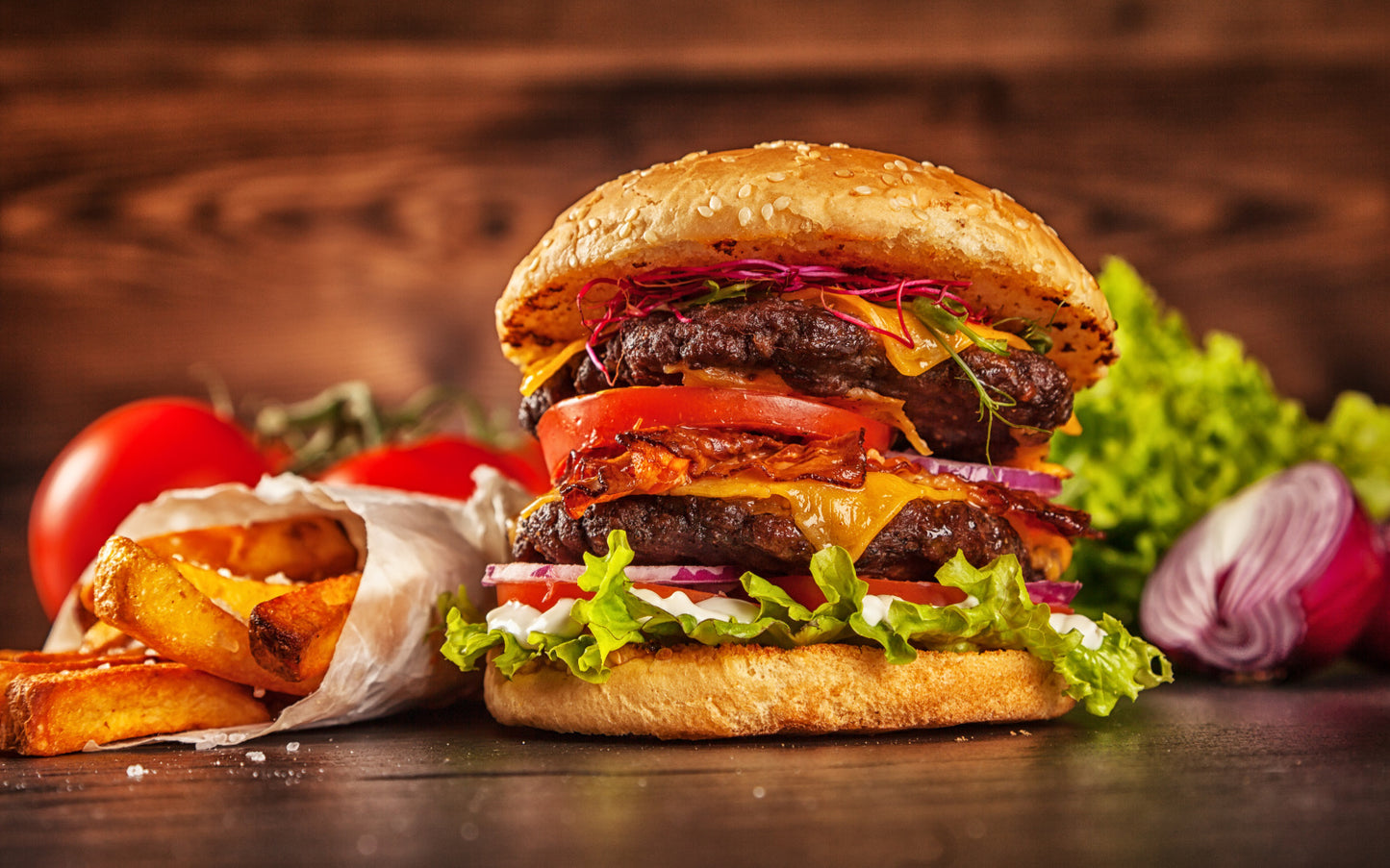 Obraz Wieloczęściowy Hamburger – apetyczna fotografia do wnętrz nowoczesnych, industrialnych i kuchni 240x150