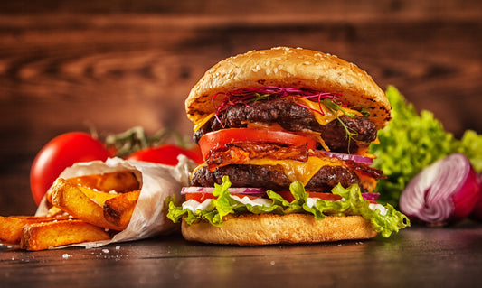 Obraz Wieloczęściowy Domowy Hamburger – nowoczesna, apetyczna dekoracja do wnętrz loftowych i kawiarnianych 250x150