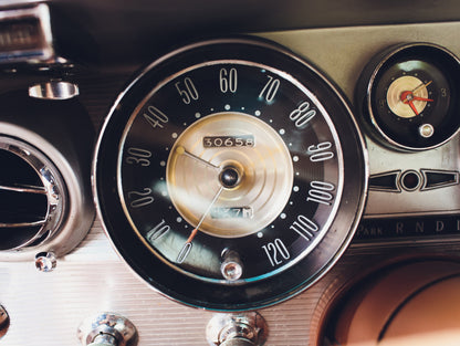 Obraz Wieloczęściowy Deska Rozdzielcza Klasycznego Auta – retro motoryzacja do wnętrz industrialnych i vintage 200x150