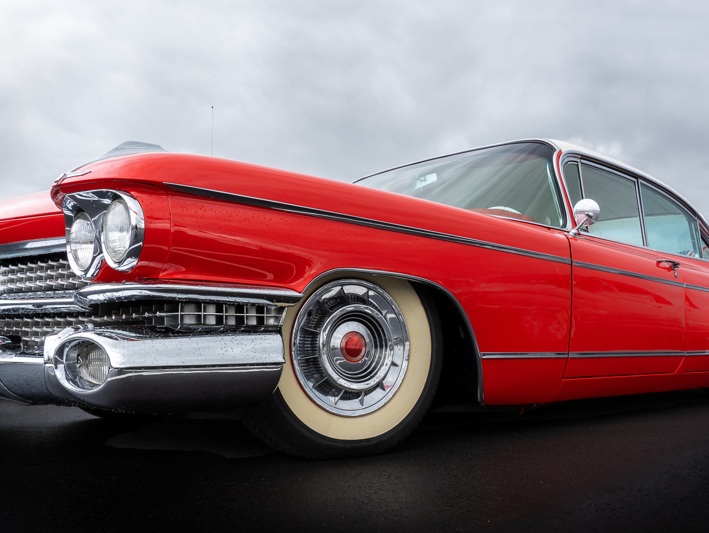 Obraz Wieloczęściowy Czerwony Samochód z Lat 50. – klasyka motoryzacji do wnętrz retro, industrialnych i modern classic 200x150