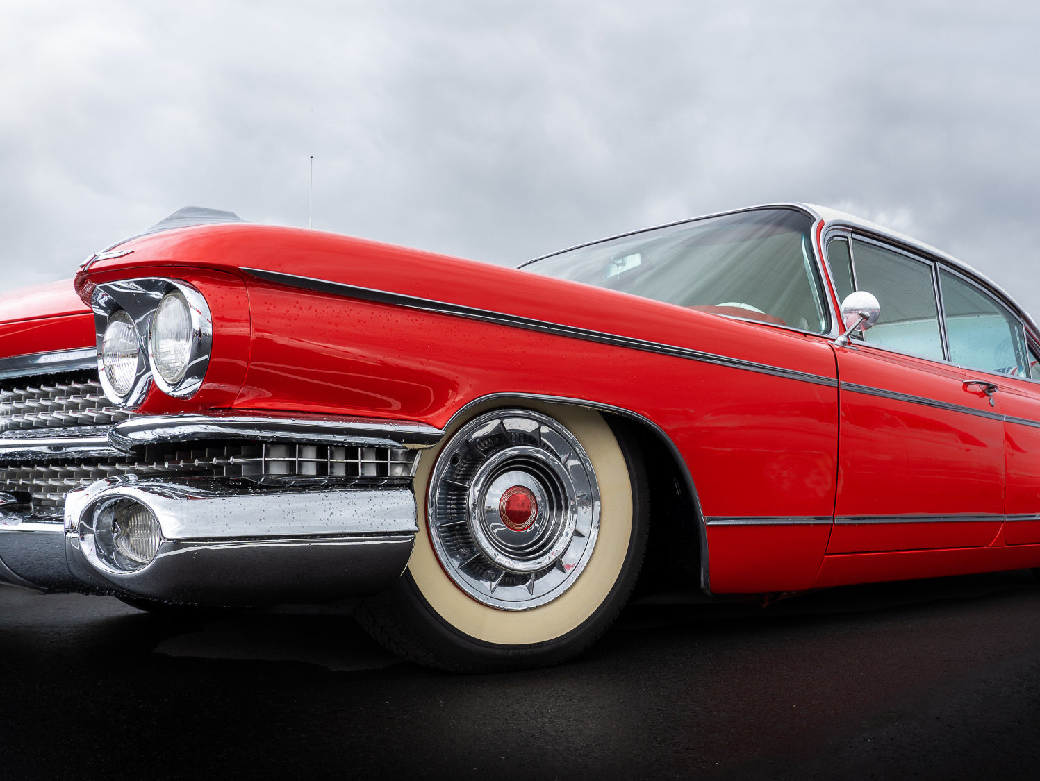Obraz Wieloczęściowy Czerwony Samochód z Lat 50. – klasyka motoryzacji do wnętrz retro, industrialnych i modern classic 200x150