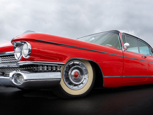 Obraz Wieloczęściowy Czerwony Samochód z Lat 50. – klasyka motoryzacji do wnętrz retro, industrialnych i modern classic 200x150