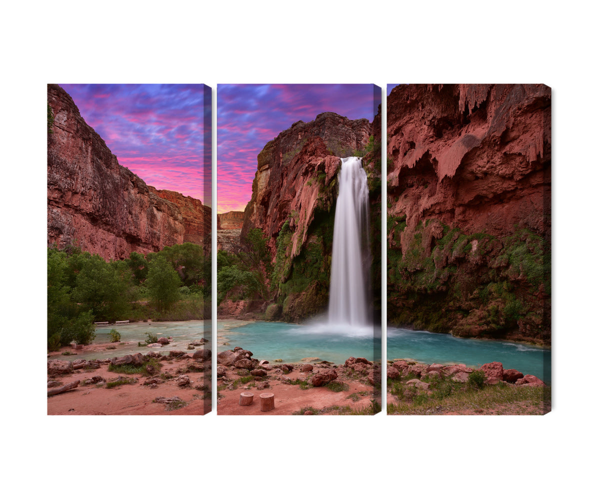 Obraz Wieloczęściowy Wodospady Havasupai – natura i ruch do wnętrz boho i eko – 3 równe części (60x40–180x120 cm) – układ paneli