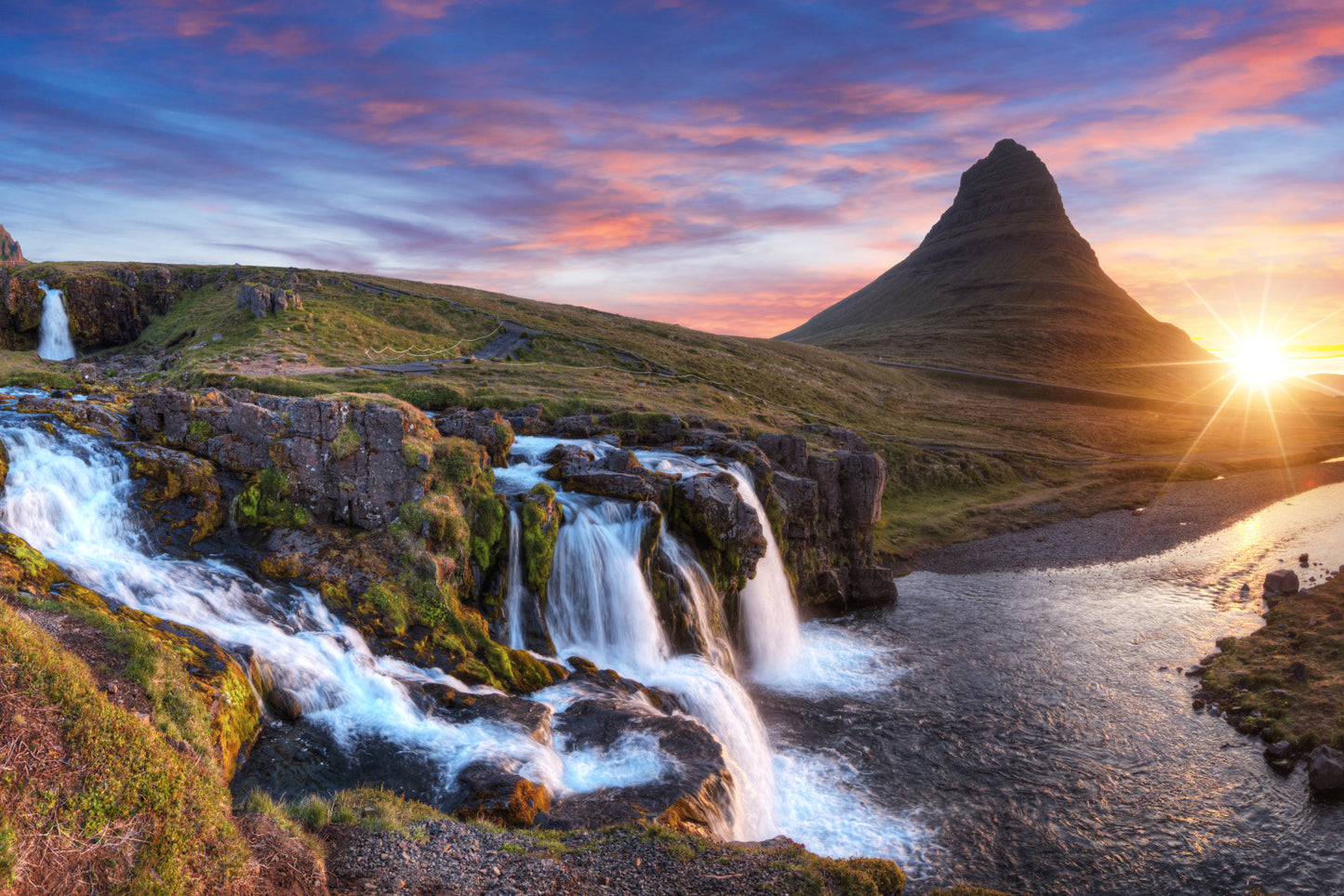 Obraz Wieloczęściowy Góra Kirkjufell z wodospadami – krajobraz islandzki do wnętrz skandynawskich i minimalistycznych 180x120