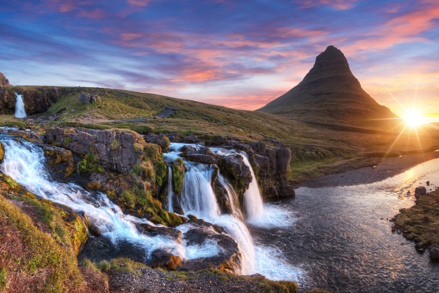 Obraz Wieloczęściowy Góra Kirkjufell z Wodospadami – krajobraz islandzki do wnętrz skandynawskich i minimalistycznych 180x120