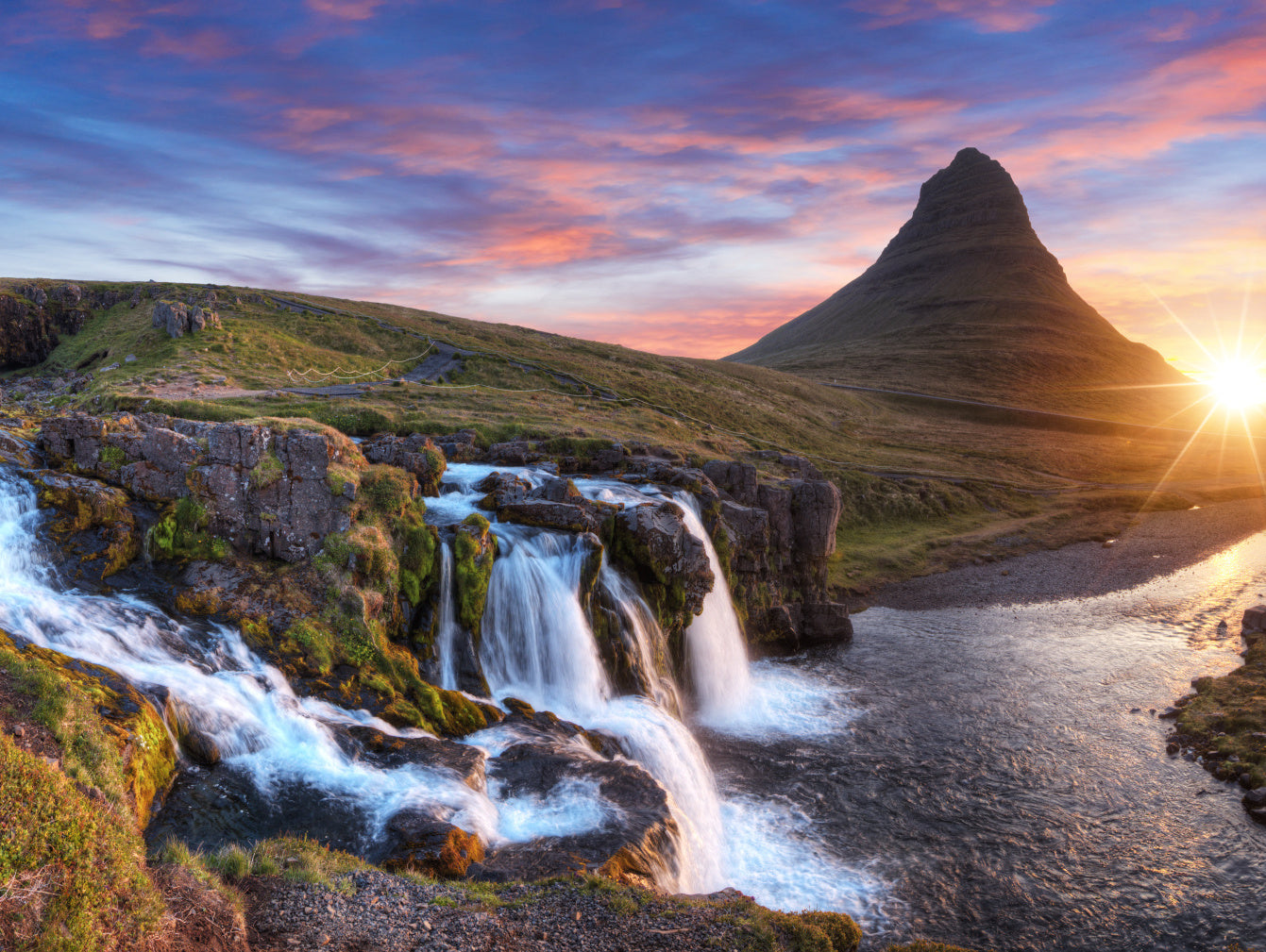 Obraz Wieloczęściowy Góra Kirkjufell – majestatyczny pejzaż do wnętrz skandynawskich i nowoczesnych 200x150