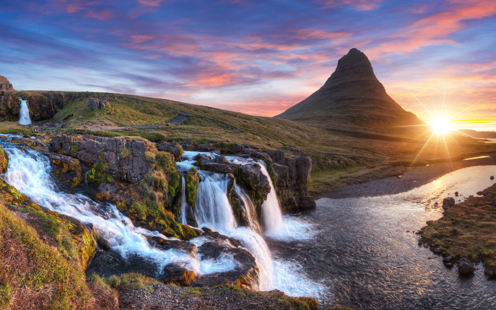 Obraz Wieloczęściowy Kirkjufell – majestatyczny krajobraz do wnętrz nowoczesnych i skandynawskich 240x150