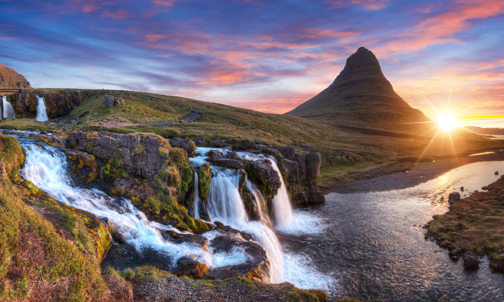 Obraz Wieloczęściowy Góra Kirkjufell z Wodospadami – Islandzki Krajobraz do wnętrz Skandynawskich 250x150