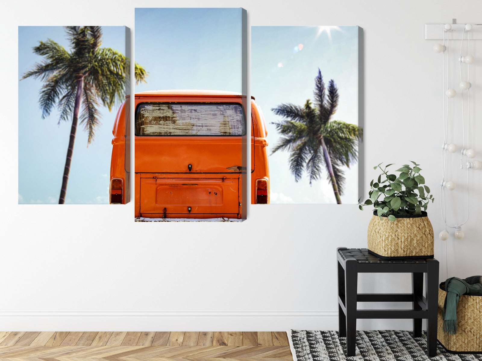 Obraz Wieloczęściowy Retro Samochód z Palmami – Słoneczna Podróż do wnętrz Boho, Vintage, Eklektycznych – widok 7