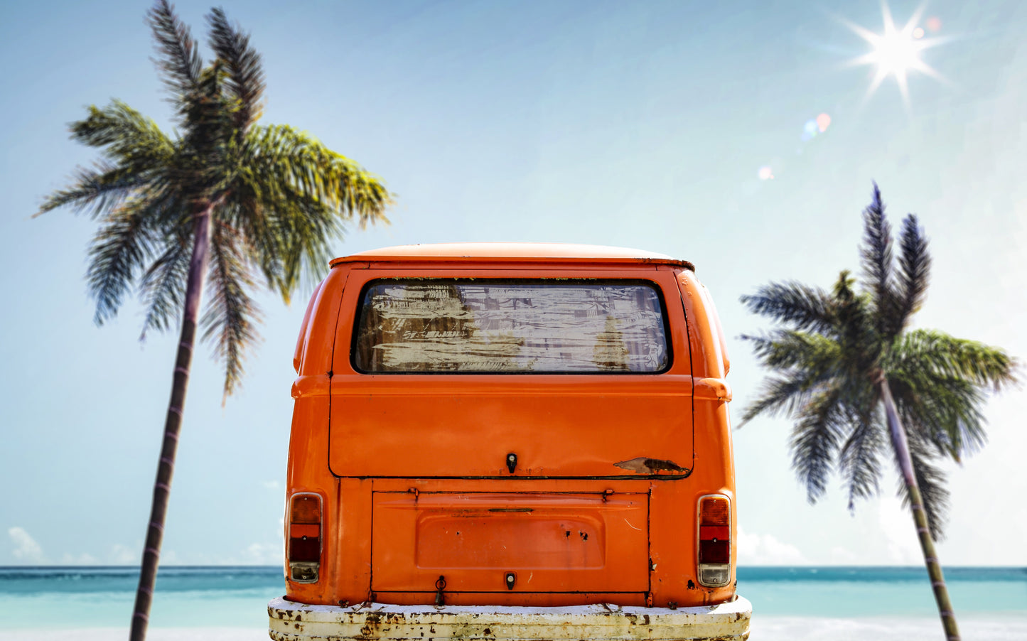 Obraz Wieloczęściowy Retro Samochód – Słoneczna Podróż do wnętrz Boho, Mid-century i Coastal 240x150
