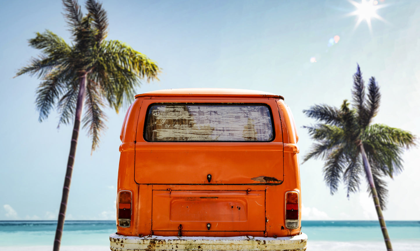Obraz Wieloczęściowy Retro Auto Palmy – Słoneczny klimat do wnętrz Boho, Vintage i Eklektycznych 250x150