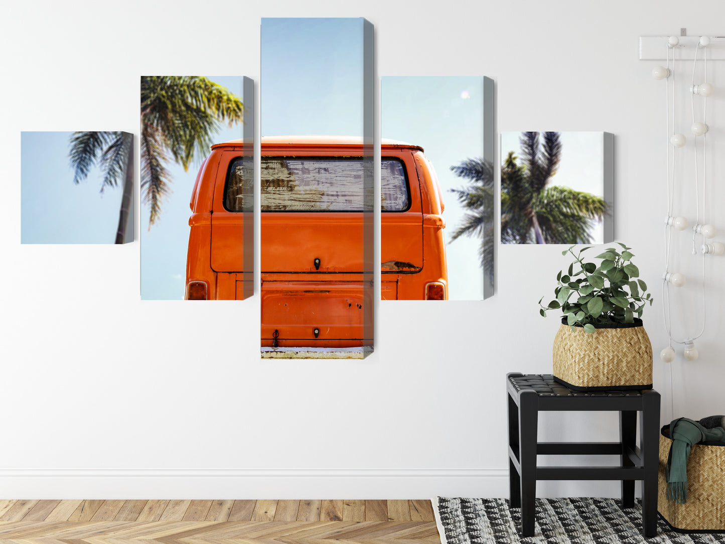 Obraz Wieloczęściowy Retro Auto Palmy – Słoneczny klimat do wnętrz Boho, Vintage i Eklektycznych – widok 7
