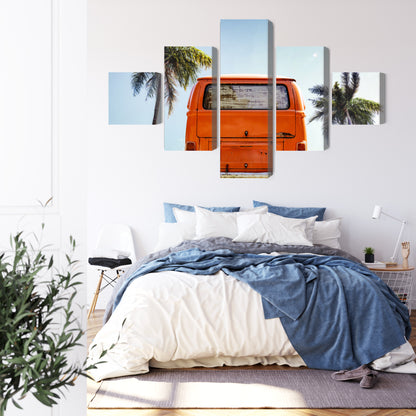 Obraz Wieloczęściowy Retro Auto Palmy – Słoneczny klimat do wnętrz Boho, Vintage i Eklektycznych – widok 2