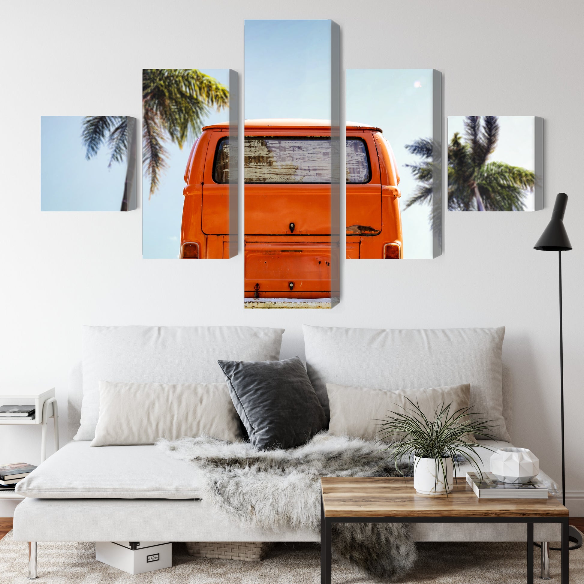 Obraz Wieloczęściowy Retro Auto Palmy – Słoneczny klimat do wnętrz Boho, Vintage i Eklektycznych – widok 3