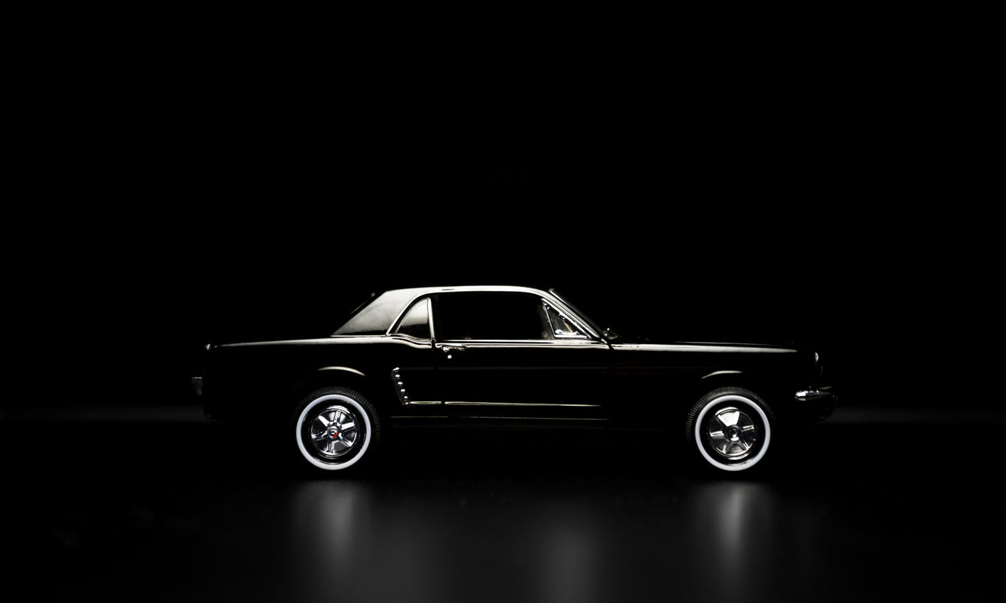 Obraz Wieloczęściowy Czarny Samochód Retro – elegancja motoryzacji do wnętrz industrialnych i nowoczesnych 250x150