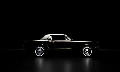 Obraz Wieloczęściowy Czarny Samochód Retro – elegancja motoryzacji do wnętrz industrialnych i nowoczesnych 250x150