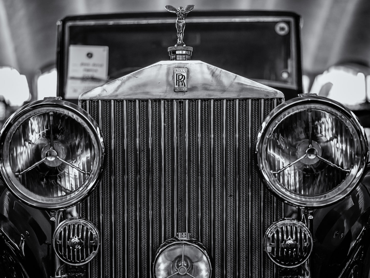 Obraz Wieloczęściowy Rolls Royce Z Bliska – elegancki akcent motoryzacyjny do wnętrz nowoczesnych i industrialnych 200x150