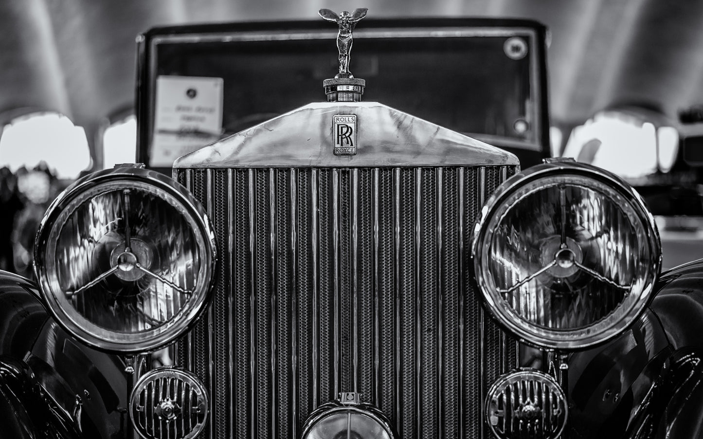 Obraz Wieloczęściowy Rolls Royce Z Bliska – elegancki detal do wnętrz modern classic i loft 240x150