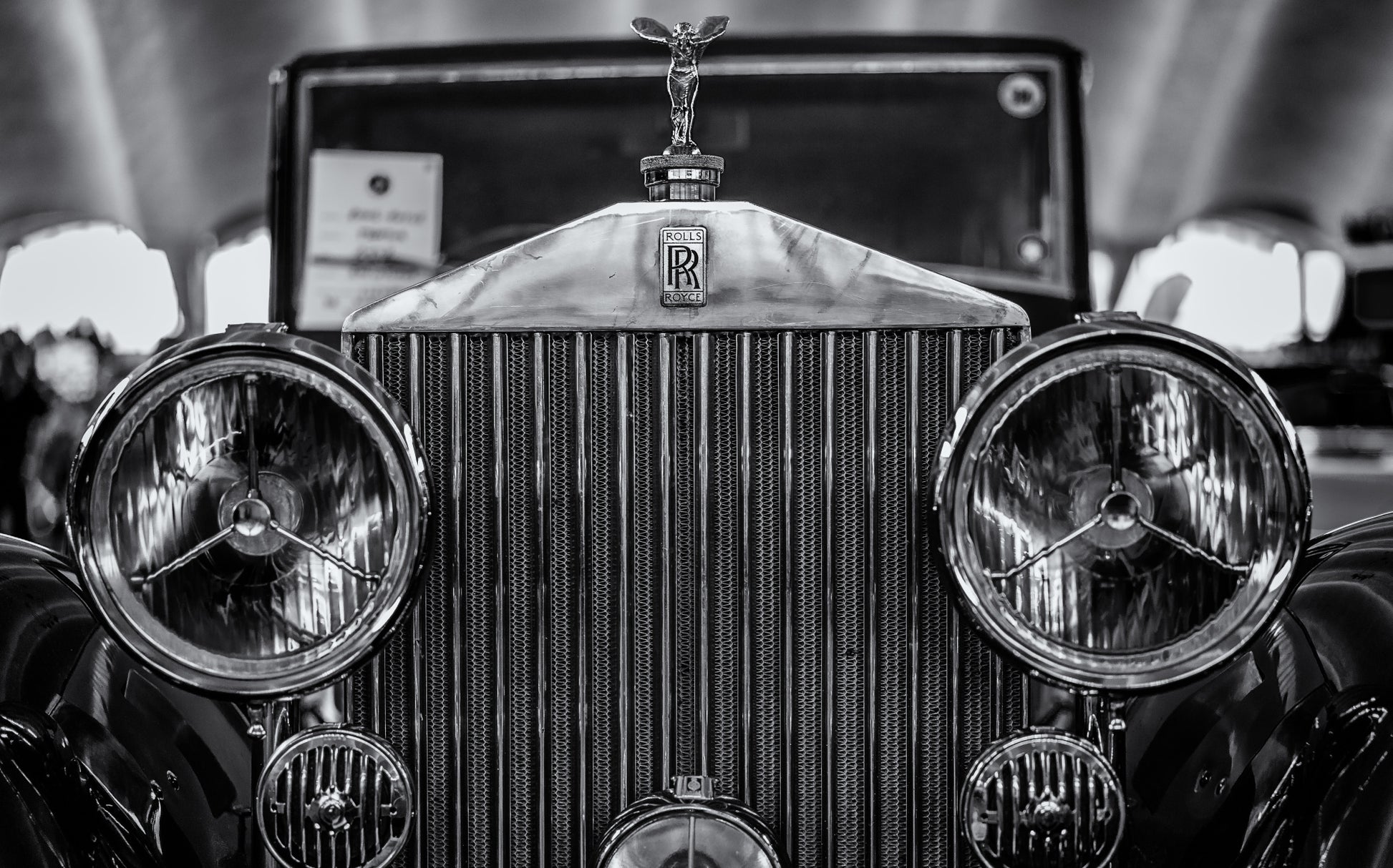 Obraz Wieloczęściowy Rolls Royce Z Bliska – elegancki detal do wnętrz modern classic i loft 240x150