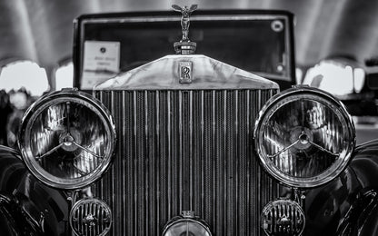 Obraz Wieloczęściowy Rolls Royce Z Bliska – elegancki detal do wnętrz modern classic i loft 240x150